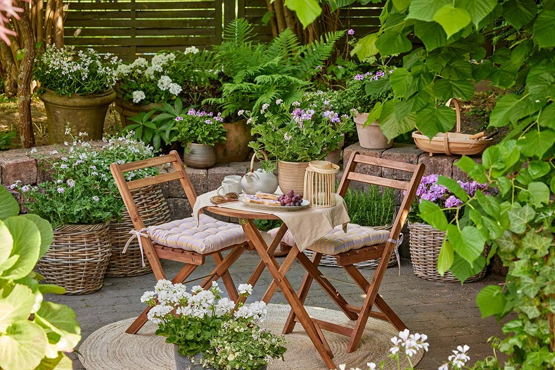Terraza con vegetación y plantas de exterior integrada en un proyecto de diseño biofílico