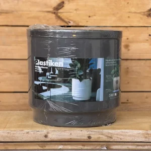La maceta de autorriego Plastiken de 32 cm facilita el cuidado de las plantas gracias a su sistema de reserva de agua, que ayuda a mantener el sustrato húmedo durante más tiempo. Es una excelente alternativa para quienes buscan una solución práctica durante las vacaciones o desean reducir la frecuencia de riego en el día a día. Fabricada en plástico resistente, combina ligereza, durabilidad y un diseño funcional para interior o exterior. Compra online con envío a toda la España peninsular o, si lo prefieres, recógela en nuestro centro de jardinería de Don Benito (Badajoz).
