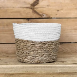 Macetero de anea natural con borde blanco, perfecto para aportar un toque cálido y natural a la decoración de tu hogar. Su diseño trenzado combina fibras naturales y un acabado claro que encaja fácilmente en cualquier ambiente con plantas de interior.