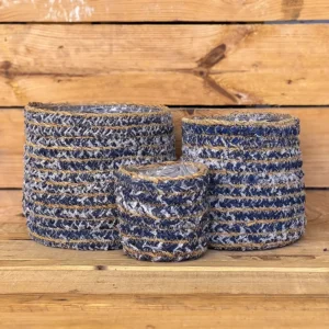 El Macetero Jeans Redondo es una alternativa original a los tradicionales maceteros decorativos. Su acabado inspirado en el tejido vaquero aporta personalidad y combina especialmente bien con plantas de todos los tamaños. Una opción ideal si buscas un macetero decorativo para plantas de interior con un estilo diferente y desenfadado. Compra este cubremacetas online y recíbelo en casa, o recoge tu pedido en nuestro centro de jardinería en Don Benito (Badajoz). Envíos a toda España peninsular.